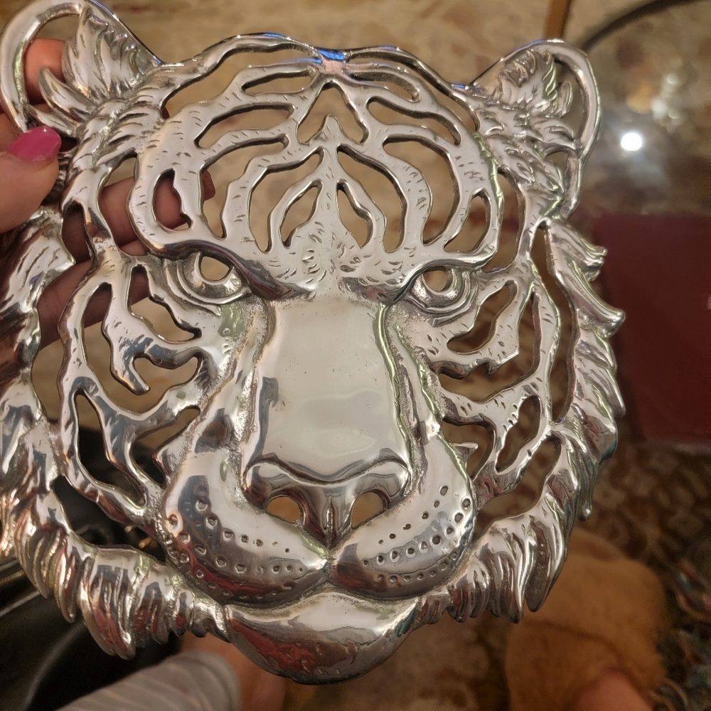 ARTHUR COURT TIGER TRIVET OR WALL PLAQUE.   SILVER WITH DATE OF 2005.